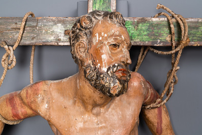 Een gepolychromeerd houten beeld van de gekruisigde Sint-Dismas of 'De goede dief', Spanje, 16e eeuw