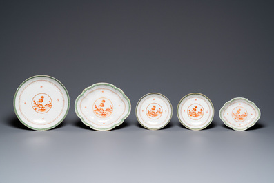Un service de 9 pi&egrave;ces en porcelaine de Chine en rouge de fer &agrave; d&eacute;cor d'un paysage, Qianlong