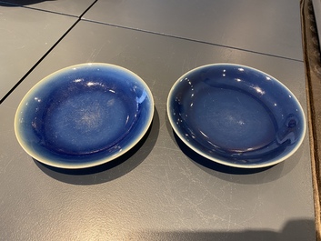 Une paire de coupes en porcelaine de Chine en bleu monochrome, marque et &eacute;poque de Qianlong