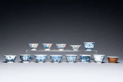 Trente-six soucoupes et trente-deux tasses en porcelaine de Chine, la plupart en bleu et blanc, Kangxi et apr&egrave;s