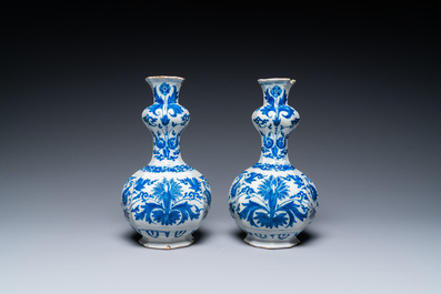 Une paire de vases en fa&iuml;ence de Delft en bleu et blanc, fin du 17&egrave;me