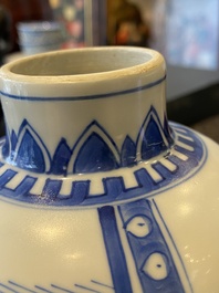 Een Chinese blauw-witte vaas met verhalend decor, Kangxi