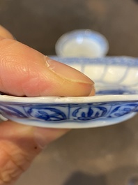 Trois tasses et soucoupes en porcelaine de Chine en bleu et blanc en forme de lotus &agrave; d&eacute;cor d'acupuncture, Kangxi