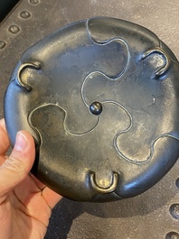 Un br&ucirc;le-parfum tripod en bronze sur support en forme de lotus, marque Yan Gu Tang, R&eacute;publique