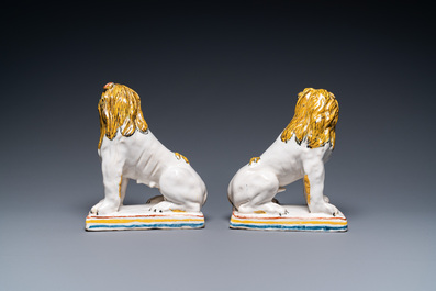 Une paire de lions en fa&iuml;ence polychrome de Rouen, 1&egrave;re moiti&eacute; du 18&egrave;me