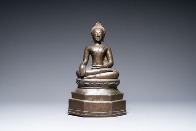 Een grote Lanna-stijl bronzen figuur van Boeddha, Laos of Noord-Thailand, midden 16e eeuw