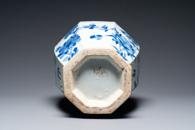 Een Chinese blauw-witte octagonale 'hu' vaas, 19e eeuw