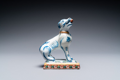 Un mod&egrave;le d'un chien en fa&iuml;ence de Delft en bleu et blanc, 18&egrave;me