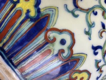 Un vase de forme bouteille en porcelaine de Chine doucai &agrave; d&eacute;cor de rinceaux de lotus, marque de Qianlong, 18/19&egrave;me