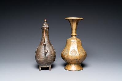 Une verseuse et un bol &agrave; offrandes en cuivre et une verseuse en bronze, Tibet et Inde, 18/19&egrave;me