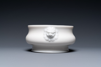 Een Chinese Dehua blanc de Chine wierookbrander met leeuwenkoppen, Xuande merk, Kangxi