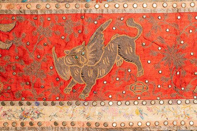 Un grand panneau rectangulaire en soie brod&eacute;e orn&eacute; d'animaux mythiques, Chine, 19&egrave;me