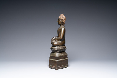 Une grande figure de Bouddha en bronze de style Lanna, Laos ou Tha&iuml;lande du Nord, milieu du 16&egrave;me