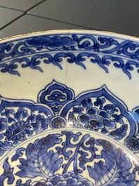 Een Chinese blauw-witte en ijzerrode kom, Kangxi merk en periode