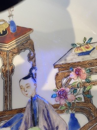 Une assiette en porcelaine de Chine famille rose &agrave; d&eacute;cor d'une femme, son fils et leur servante dans un int&eacute;rieur, Yongzheng