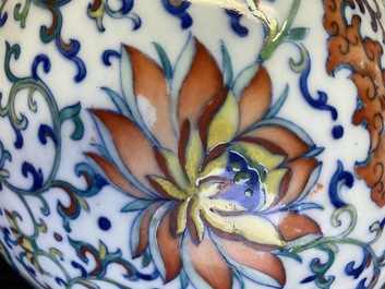 Een Chinese flesvormige doucai vaas met lotusslingers, Qianlong merk, 18/19e eeuw
