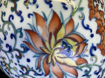 Un vase de forme bouteille en porcelaine de Chine doucai &agrave; d&eacute;cor de rinceaux de lotus, marque de Qianlong, 18/19&egrave;me