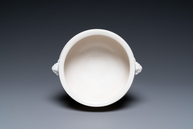 Een Chinese Dehua blanc de Chine wierookbrander met leeuwenkoppen, Xuande merk, Kangxi