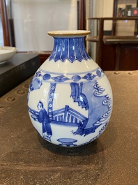 Een Chinees blauw-wit bolvaasje met figuratief decor, Kangxi