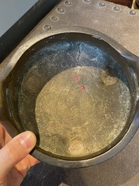 Un br&ucirc;le-parfum tripod en bronze sur support en forme de lotus, marque Yan Gu Tang, R&eacute;publique