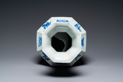 Un vase de forme 'hu' octagonale en porcelaine de Chine en bleu et blanc, 19&egrave;me