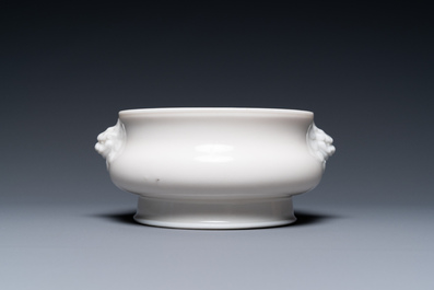 Een Chinese Dehua blanc de Chine wierookbrander met leeuwenkoppen, Xuande merk, Kangxi