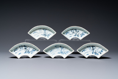 Vijf Chinese blauw-witte waaiervormige ko-sometsuke kommetjes voor de Japanse markt, Tianqi