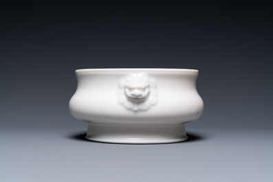 A Chinese Dehua blanc de Chine censer with lion heads, Xuande merk, Kangxi
