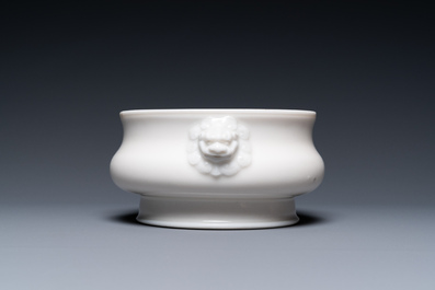 Un br&ucirc;le-parfum en porcelaine blanc de Chine de Dehua aux anses en forme de t&ecirc;tes de lions, marque de Xuande, Kangxi