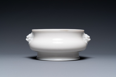 Een Chinese Dehua blanc de Chine wierookbrander met leeuwenkoppen, Xuande merk, Kangxi