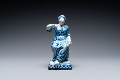 Een blauw-witte Delftse figuur van een zittende dame, 18e eeuw