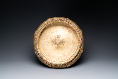 Een Tibetaanse koperen kan, een offerandekom en een Indische bronzen dekselkan, 18/19e eeuw
