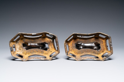 Een paar Chinese bronzen kandelaars in de vorm van herten, Kangxi/Qianlong