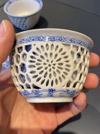 Une paire de tasses et soucoupes ajour&eacute;es et &agrave; double parois en porcelaine de Chine en bleu et blanc, Kangxi