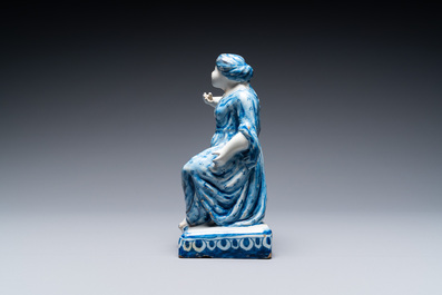 Une figure d'une dame assise en fa&iuml;ence de Delft en bleu et blanc, 18&egrave;me
