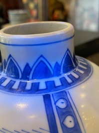 Een Chinese blauw-witte vaas met verhalend decor, Kangxi