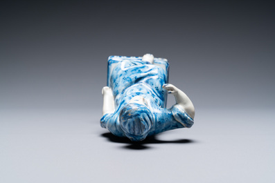 Une figure d'une dame assise en fa&iuml;ence de Delft en bleu et blanc, 18&egrave;me