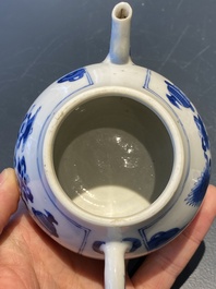 Une paire de th&eacute;i&egrave;res couvertes en porcelaine de Chine en bleu et blanc, Kangxi