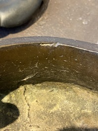 Un br&ucirc;le-parfum tripod en bronze sur support en forme de lotus, marque Yan Gu Tang, R&eacute;publique