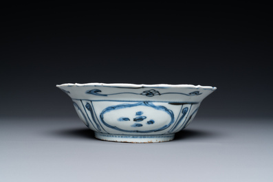 Une assiette en porcelaine de Chine en bleu et blanc figurant des grues sur l'aile et un bol de type kraak &agrave; d&eacute;cor d'un qilin,  Wanli