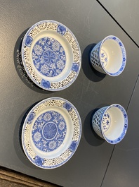 Une paire de tasses et soucoupes ajour&eacute;es et &agrave; double parois en porcelaine de Chine en bleu et blanc, Kangxi