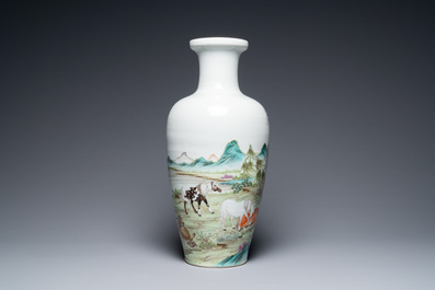 Un vase en porcelaine de Chine famille rose &agrave; d&eacute;cor des 'Huit chevaux de Mu Wang', marque de Hongxian, 20&egrave;me