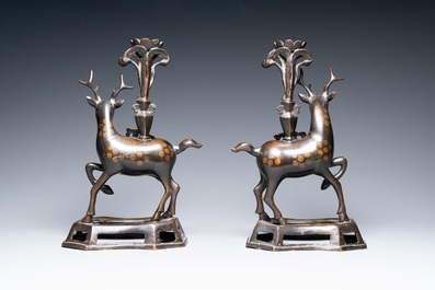 Een paar Chinese bronzen kandelaars in de vorm van herten, Kangxi/Qianlong