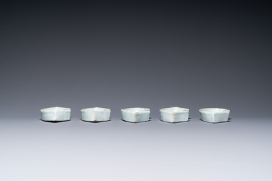 Cinq bols en forme d'&eacute;ventail en porcelaine de Chine en bleu et blanc de type ko-sometsuke pour le march&eacute; japonais, Tianqi