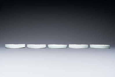 Cinq bols en forme d'&eacute;ventail en porcelaine de Chine en bleu et blanc de type ko-sometsuke pour le march&eacute; japonais, Tianqi