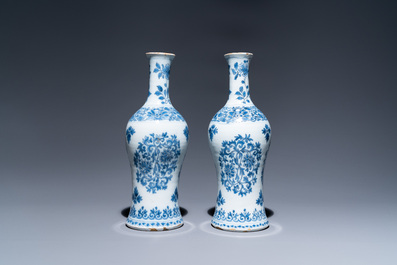 Een paar blauw-witte Delftse flesvormige vazen met floraal decor, eind 17e eeuw