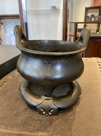 Un br&ucirc;le-parfum tripod en bronze sur support en forme de lotus, marque Yan Gu Tang, R&eacute;publique