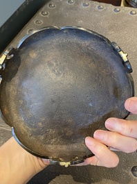 Un br&ucirc;le-parfum tripod en bronze sur support en forme de lotus, marque Yan Gu Tang, R&eacute;publique