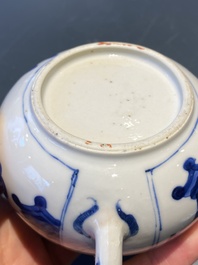 Een paar Chinese blauw-witte theepotten met antiquiteiten, Kangxi