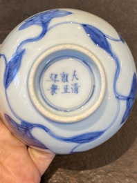 Une paire de bols dites 'palais' en porcelaine de Chine en bleu et blanc, marque et &eacute;poque de Yongzheng
